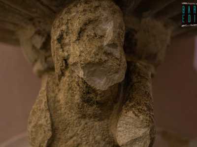 Il grande telamone sbozzato che sorregge la vasca apparteneva probabilmente a un tempietto rurale nelle vicinanze